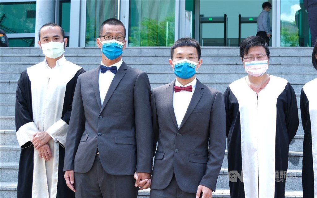 Eizaburo Ariyoshi (center left), Lu Yin-jen (center right) and lawyers representing them in the court. CNA file photo