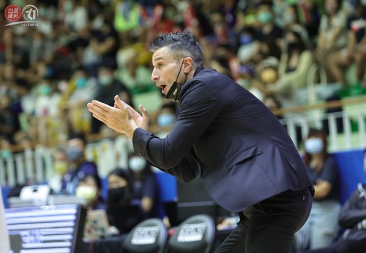 Suns head coach Iurgi Caminos. Photo courtesy of the T1 LEAGUE