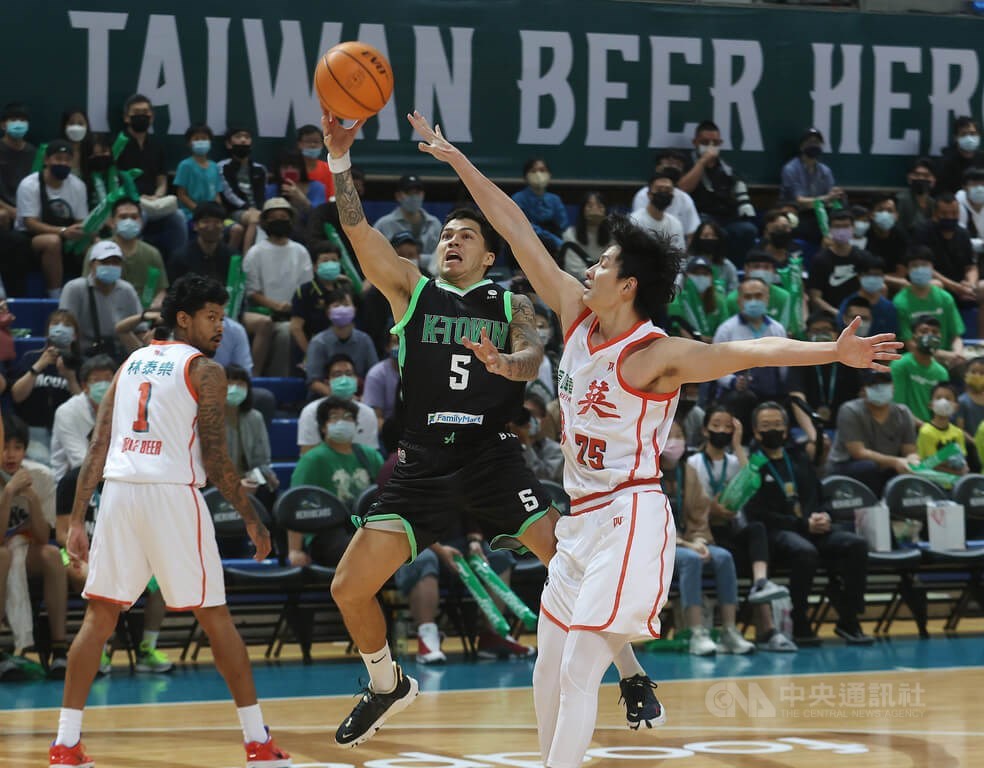 Aquas point guard Jason Brickman (center). CNA photo May 27, 2022