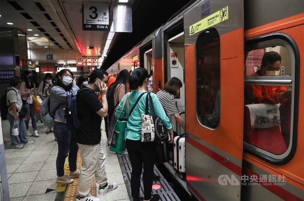 Passengers board a train at Taipei Main Station in late April, ahead of the Labor Day long weekend. CNA file photo