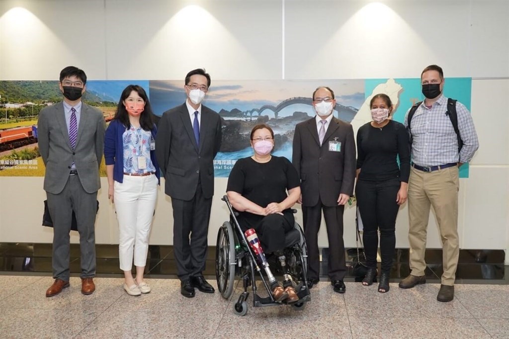 United States Senator Tammy Duckworth (center) and her delegation are welcomed by Deputy Foreign Minister Harry Tseng (曾厚仁, third right) and MOFA