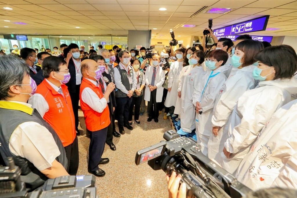 Premier Su Tseng-chang (third left) meets with medical workers at Taiwan Taoyuan International Airport Tuesday. CNA photo May 31, 2022
