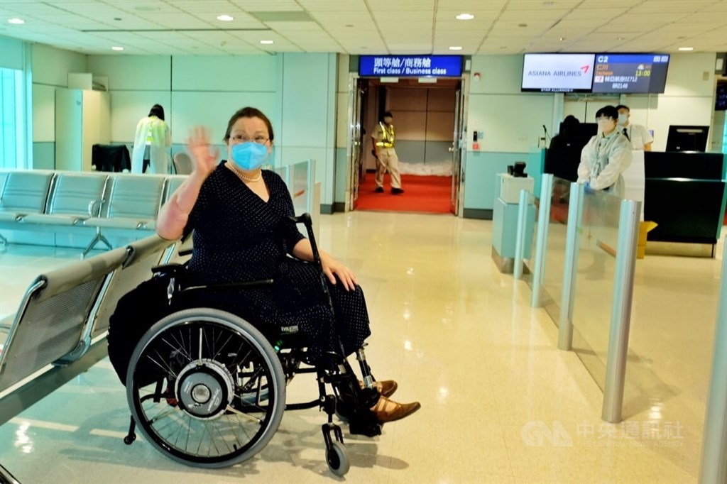 U.S. Senator Tammy Duckworth waves goodbye before boarding a flight at Taiwan Taoyuan International Airport Wednesday. CNa photo June 1, 2022