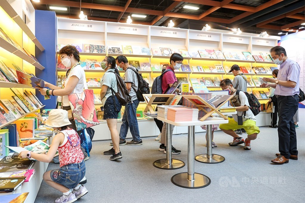 Visitors browse a books on display at an exhibiting booth at TIBE. CNA photo June 2, 2022