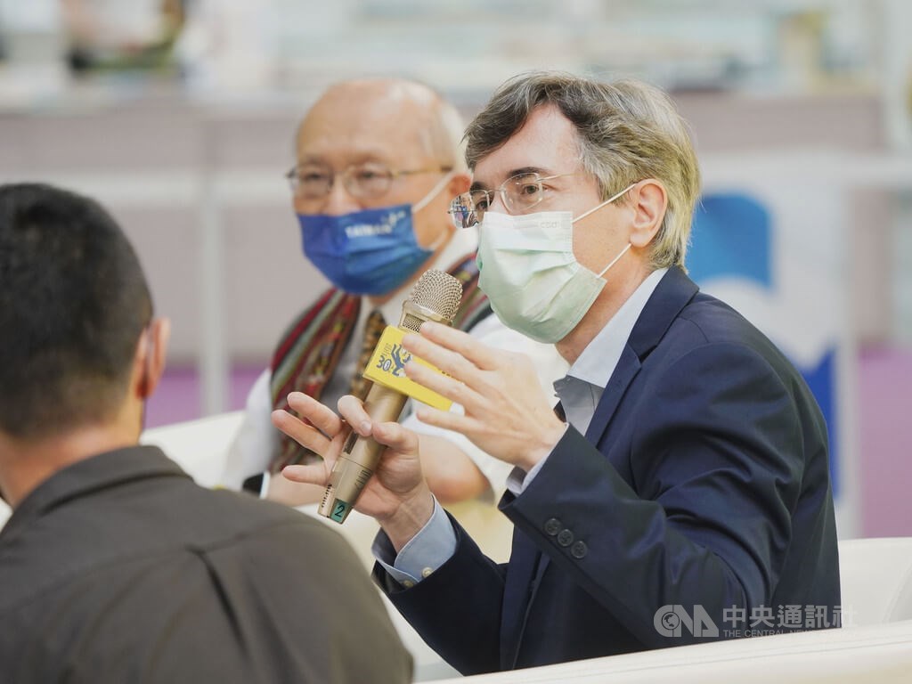 Frederic Laplanche (right), a former head of the European Economic and Trade Office in Taiwan, speaks on Saturday during the Taipei International Book Exhibition, which features France as this year