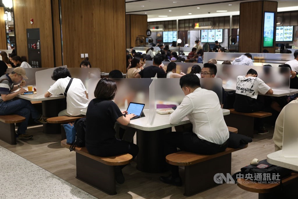Diners are seen in the food court in the Taipei 101 shopping mall on June 5. In May, costs of dining out rose 5.8 percent from a year earlier. CNA file photo