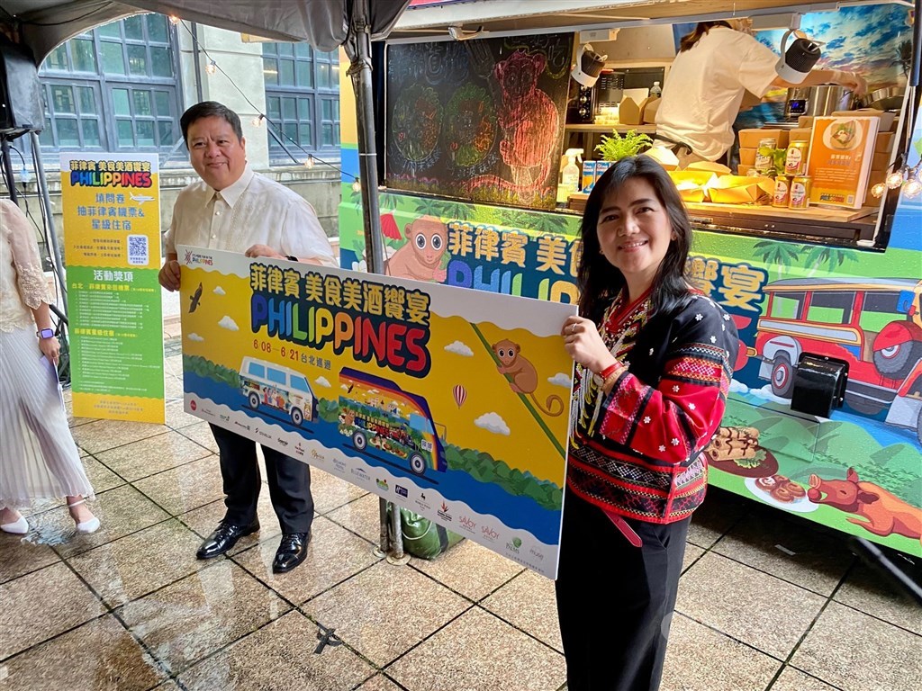 Director of the Philippine Department of Tourism Hazel Habito Javier (right) and Manila Economic and Cultural Office Deputy Resident Representative Teodoro Luis B. Javelosa Jr. CNA photo June 9, 2022