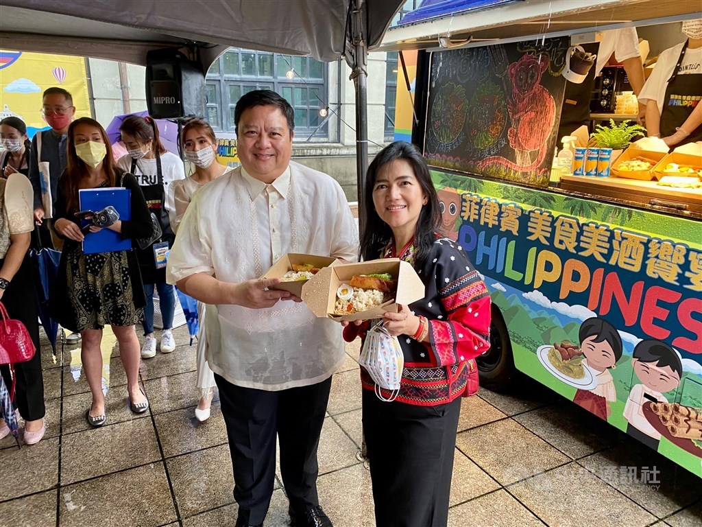 Director of the Philippine Department of Tourism Hazel Habito Javier (right) and Manila Economic and Cultural Office Deputy Resident Representative Teodoro Luis B. Javelosa Jr. CNA photo June 9, 2022