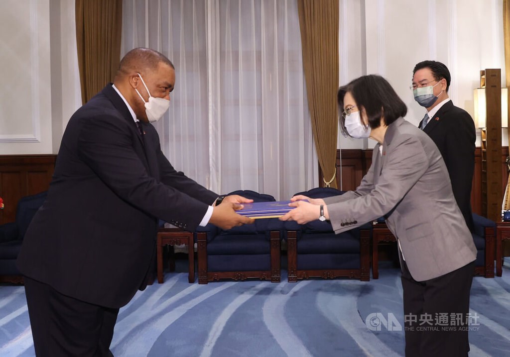 President Tsai Ing-wen (right) accepts the credentials of Ambassador Promise Sithembiso Msibi (left) of the Kingdom of Eswatini on Monday. CNA photo June 13, 2022