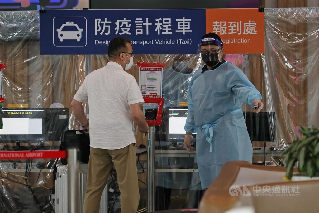 A passenger arriving at the Songshan airport in Taipei seeks help for traveling to his quarantine location by designated taxis on Wednesday. CNA photo June 15, 2022
