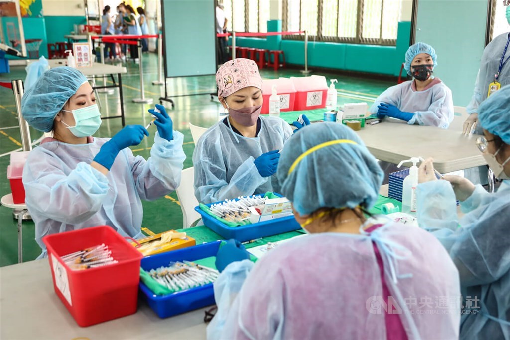 Medical workers prepare the COVID-19 vaccine shots to be administered at an elementary school in Taipei Saturday. CNA photo June 18, 2022