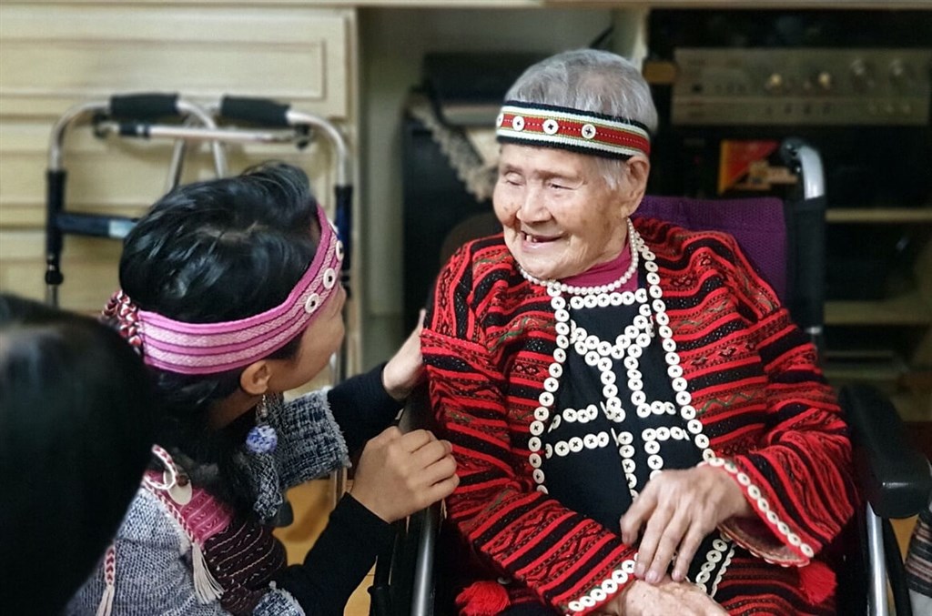 New Taipei city official Lo Mei-ching (left) visits Ipay Wilang in January 2020. Photo courtesy of New Taipei City Indigenous Peoples Department