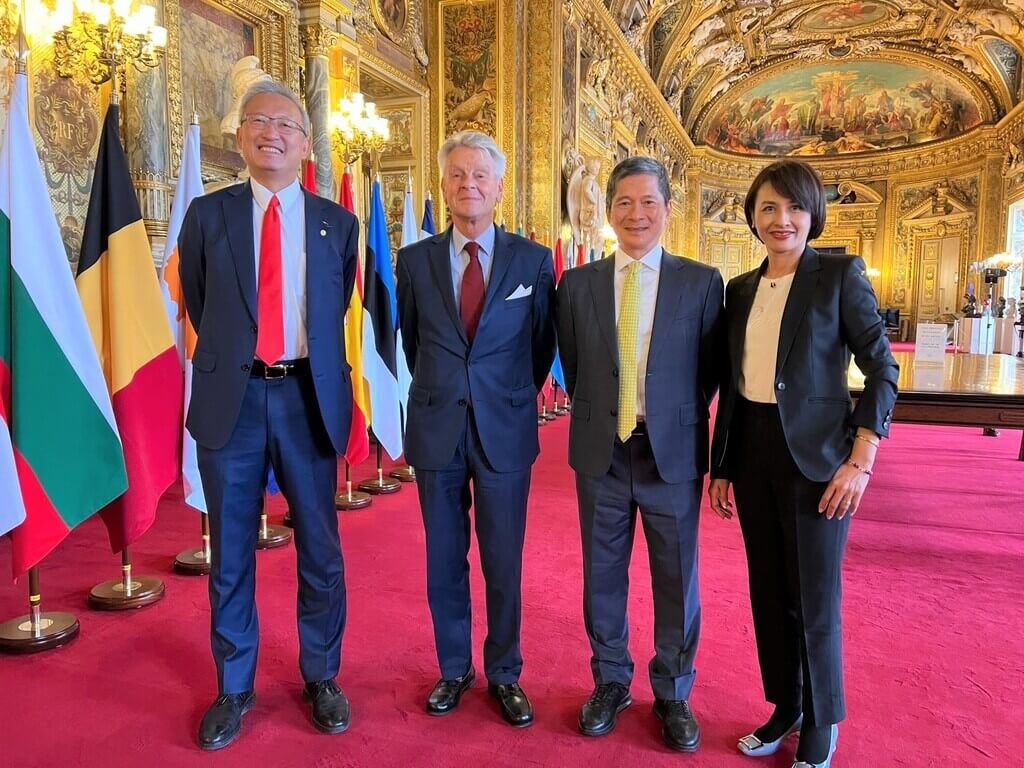Culture Minister Lee Yung-te (李永得, second right), meets with the French Senate