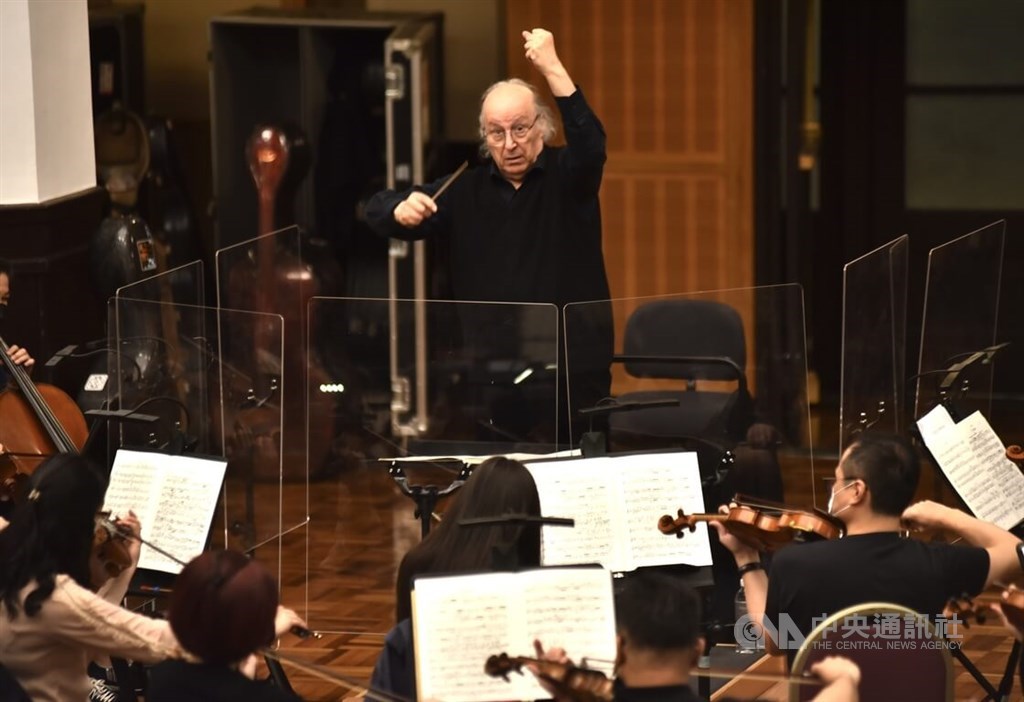 Conductor Eliahu Inbal (standing) is pictured during a rehearsal with Taipei Symphony Orchestra in April. CNA file photo