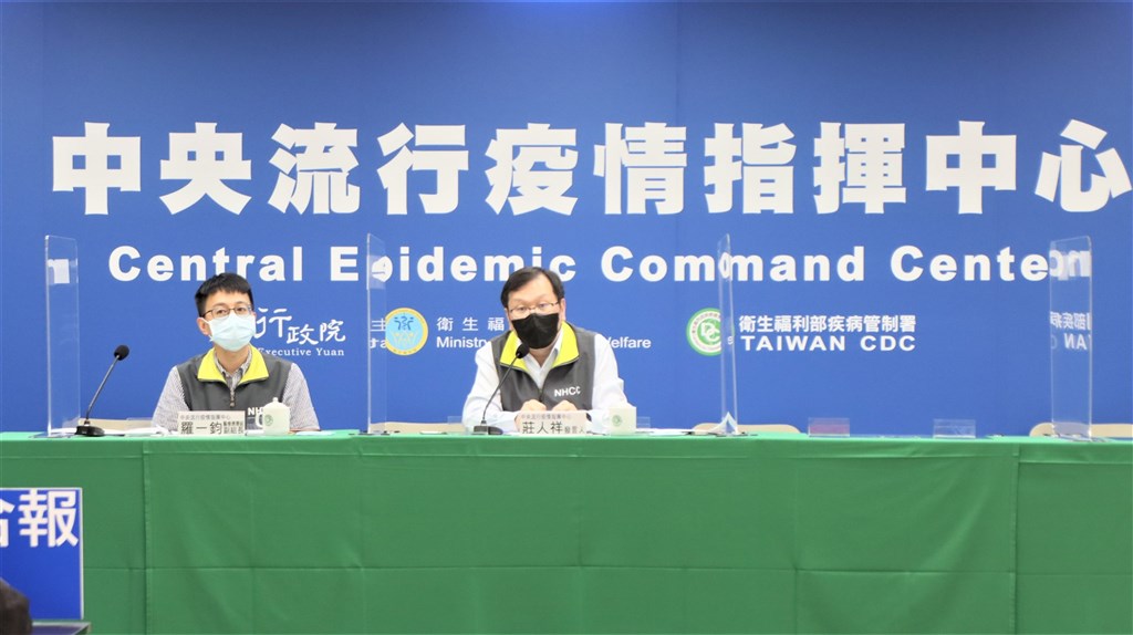 Centers for Disease Control deputy director-general Lo Yi-chun (left) and Chuang Jen-hsiang are pictured at Wednesday