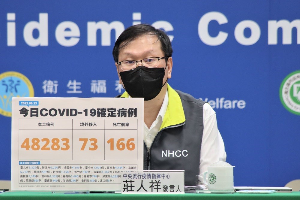 CECC spokesman Chuang Jen-hsiang (莊人祥) at the press briefing on Thursday. Photo courtesy of the CECC