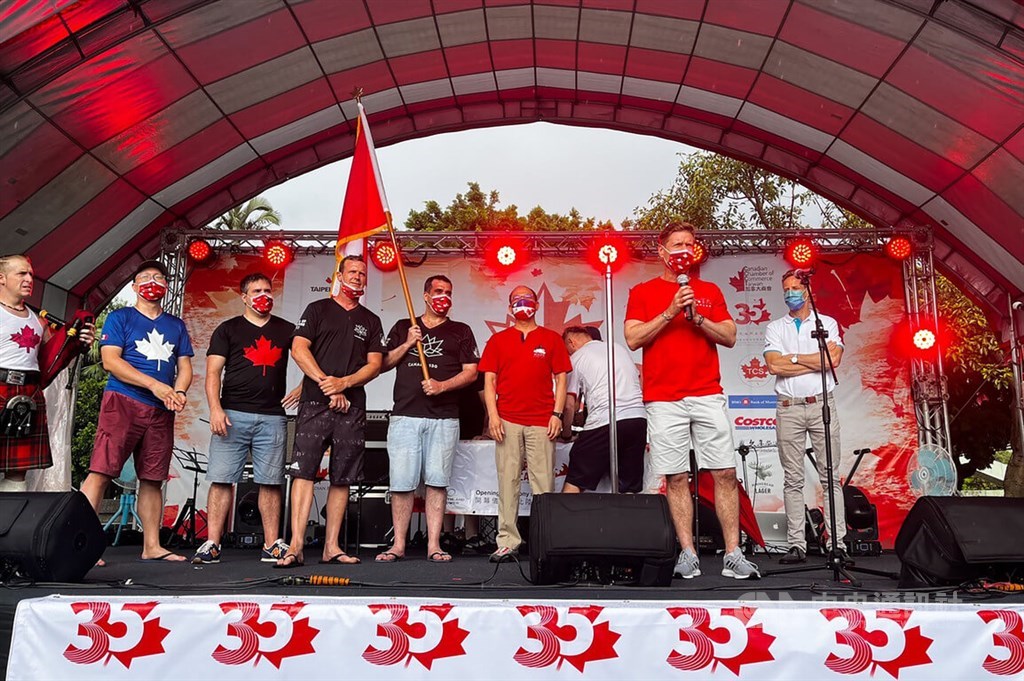 Jordan Reeves (second right), the outgoing executive director of the Canadian Trade Office in Taipei, speaks at the Canada Day celebrations in Taipei. CNA photo June 25, 2022
