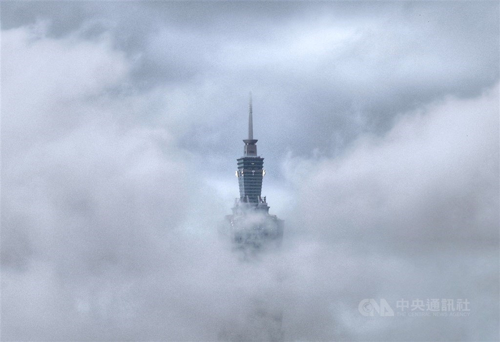 The Taipei 101 skyscraper is shrouded in clouds on May 31. CNA photo