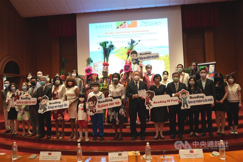 Ambassador Jasmine Elise Huggins with teachers, educators, and officials from Taiwan