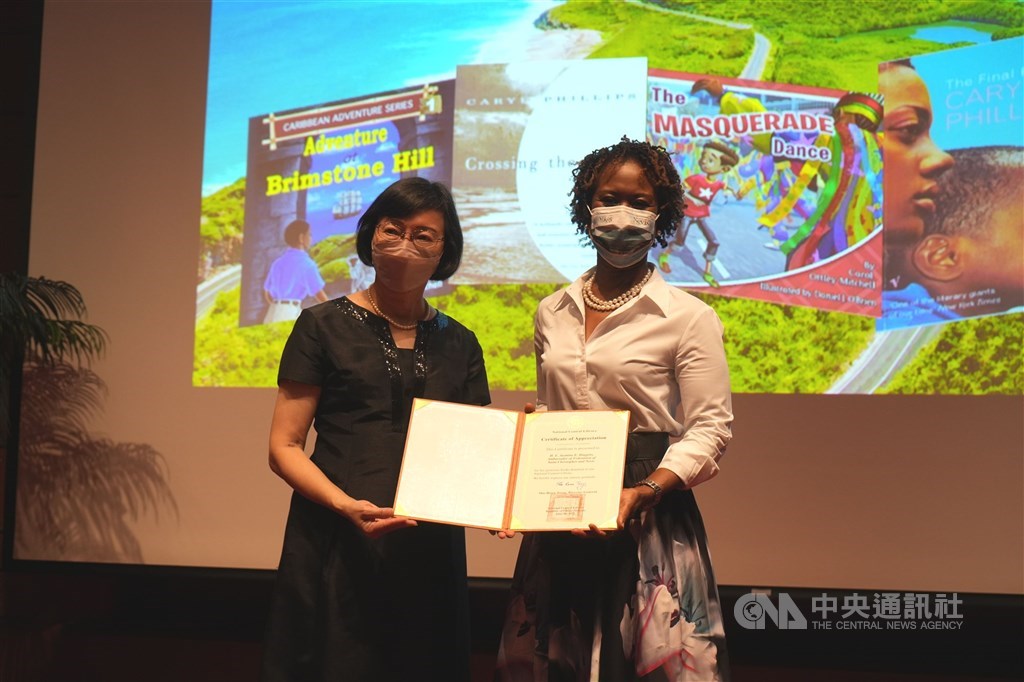 Ambassador Jasmine Elise Huggins (right) and NCL Director-General Tseng Shu-hsien (曾淑賢). CNA photo June 30, 2022