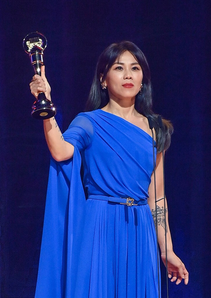 Tanya Chua receives her fourth Golden Melody Best Singer Award in Kaohsiung Saturday. Photo courtesy of TTV