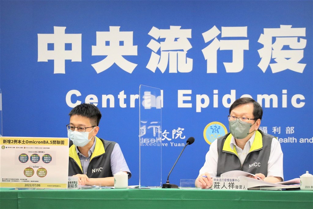Centers for Disease Control Deputy director-generals Lo Yi-chun (left) and Chuang Jen-hsiang are pictured at Wednesday