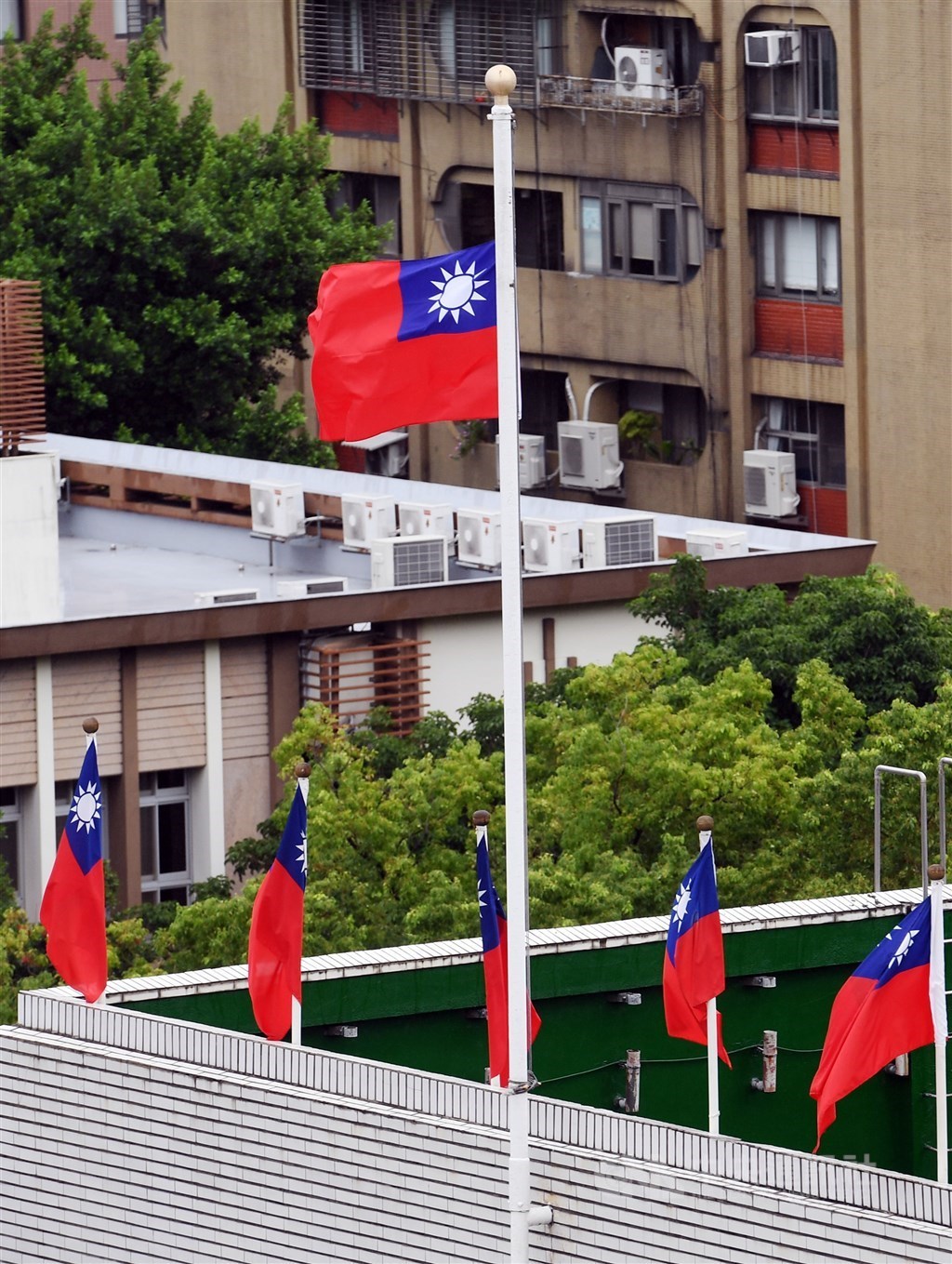 One of the national flags of the Republic of China (Taiwan) at the Legislative Yuan in Taipei is flown at half-staff on Oct. 22 to commemorate victims in a Kaohsiung building fire earlier that month. CNA file photo