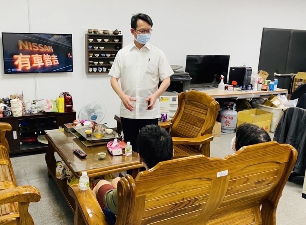 Yongkang Precinct Chief Desmand Kan (standing) talk with the suspect and his mother Friday evening. Photo courtesy of Tainan City Police Department