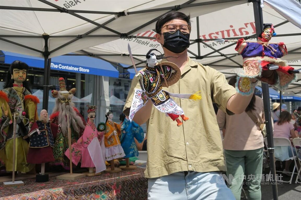 Puppetry Art Center of Taipei Curator Tsai Yi-wei performs a hand puppet show at Taiwan Fest in Manhattan. CNA photo July 17, 2022