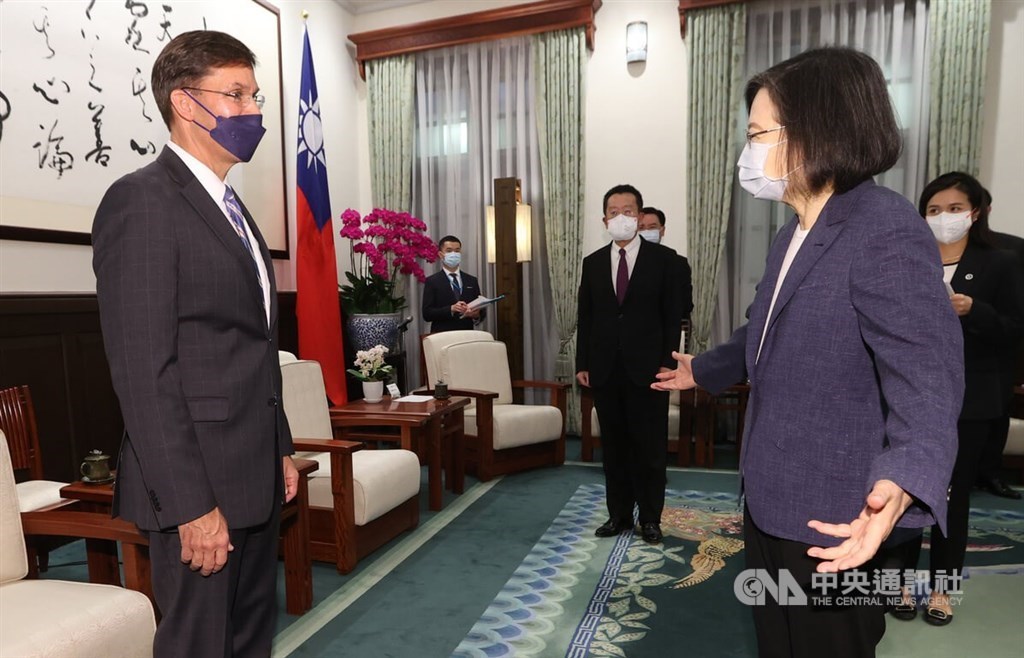 President Tsai Ing-wen (蔡英文, right) meets with former U.S. Secretary of Defense Mark Esper at the Presidential Office on Tuesday. CNA photo July 19, 2022