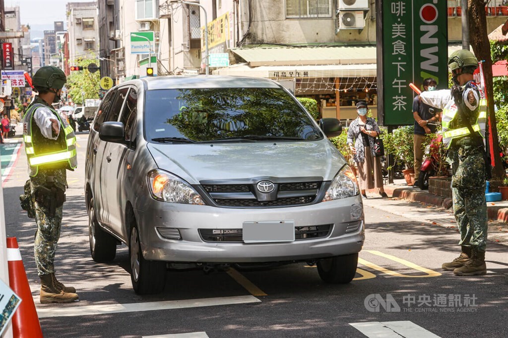 Military policemen direct a car to pull over during a mock exercise in Taipei Friday. CNA photo July 22, 2022