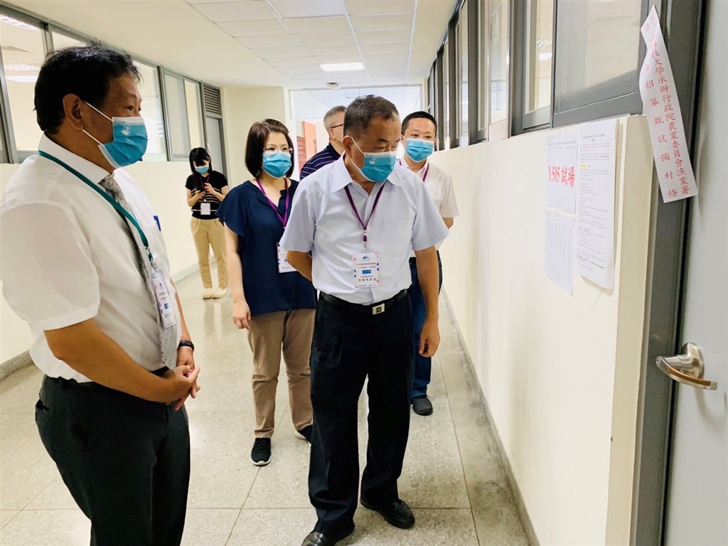 Taiwan Fisheries Agency acting director-general Chang Chih-sheng (張致盛) inspects an examination hall in Taipei. Photo courtesy of Taiwan Fisheries Agency