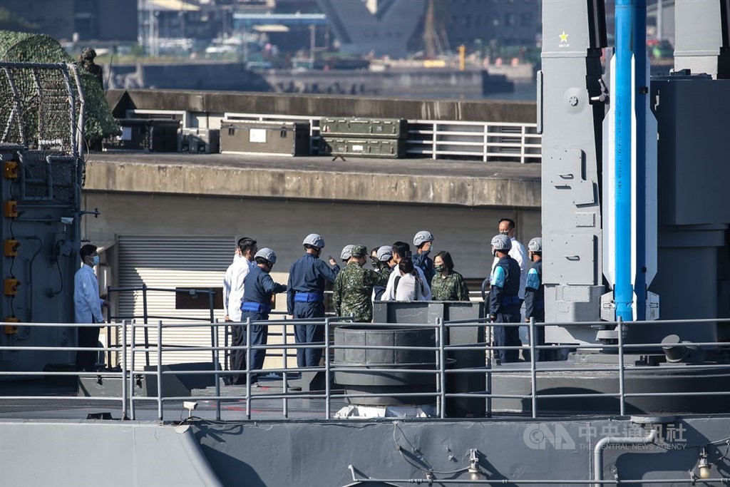 President Tsai Ing-wen (蔡英文, front row, third right) boards a Kidd-class destroyer to observe a joint naval combat readiness drill on Tuesday. CNA photo July 26, 2022
