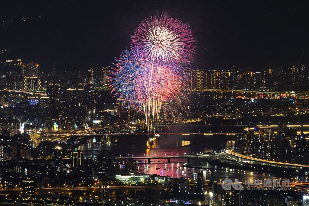 80,000 turn out for Chinese Valentine's Day fireworks show in Taipei - Vimarsana News
