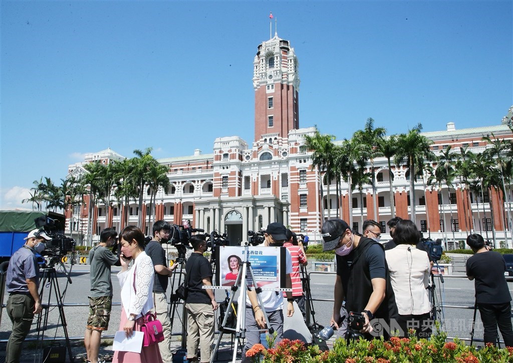 Reporters gather outside the Presidential Office in Taipei on Wednesday to cover U.S. House Speaker Nancy Pelosi