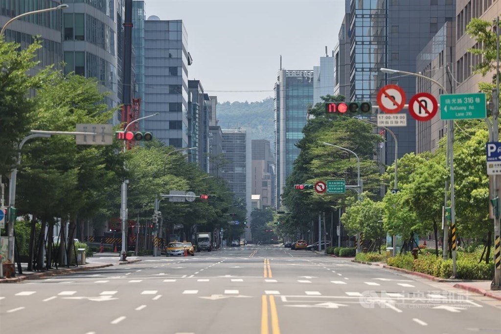 A view of the emptied streets in downtown Taipei during a recent annual air raid drill. CNA file photo