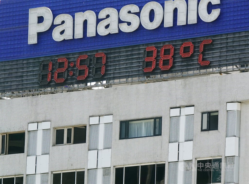 A temperature of 38 degrees Celsius is displayed on a building in Taipei