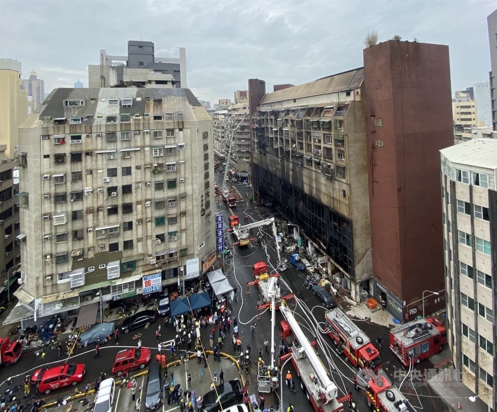 The Cheng Chung Cheng mixed-used commercial/residential building (right) in Kaohsiung is surrounded by fire engines and trucks after the deadly fire. CNA file photo
