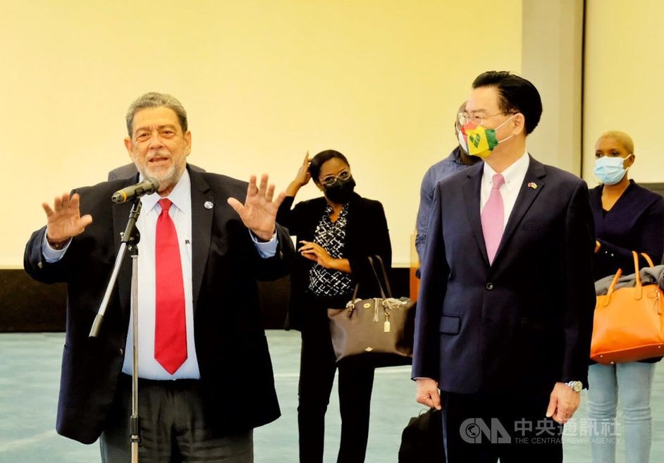 Visiting St. Vincent and the Grenadines (SVG) Prime Minister Ralph Gonsalves (first left) speaks at a press conference at Taoyuan International Airport Sunday, accompanied by Taiwan