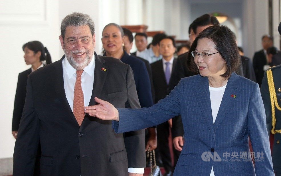 St. Vincent and the Grenadines Prime Minister Ralph Gonsalves (left) and President Tsai Ing-wen. CNA file photo
