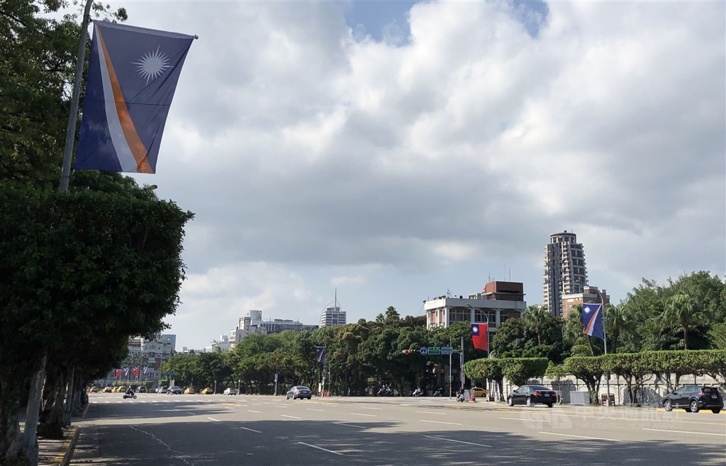National flags of the Marshall Islands and the Republic of China (Taiwan) are displayed in front of the Presidential Office in Taipei for a visit by Hilda Heine, then president of the Pacific nation, in October 2019. CNA file photo