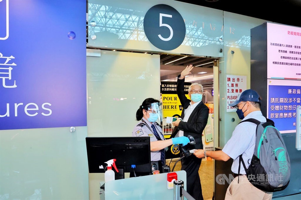 KMT Vice Chairman Andrew Hsia waves to reporters before going through security checks at Taiwan Taoyuan International Airport on Wednesday. CNA photo Aug. 10, 2022
