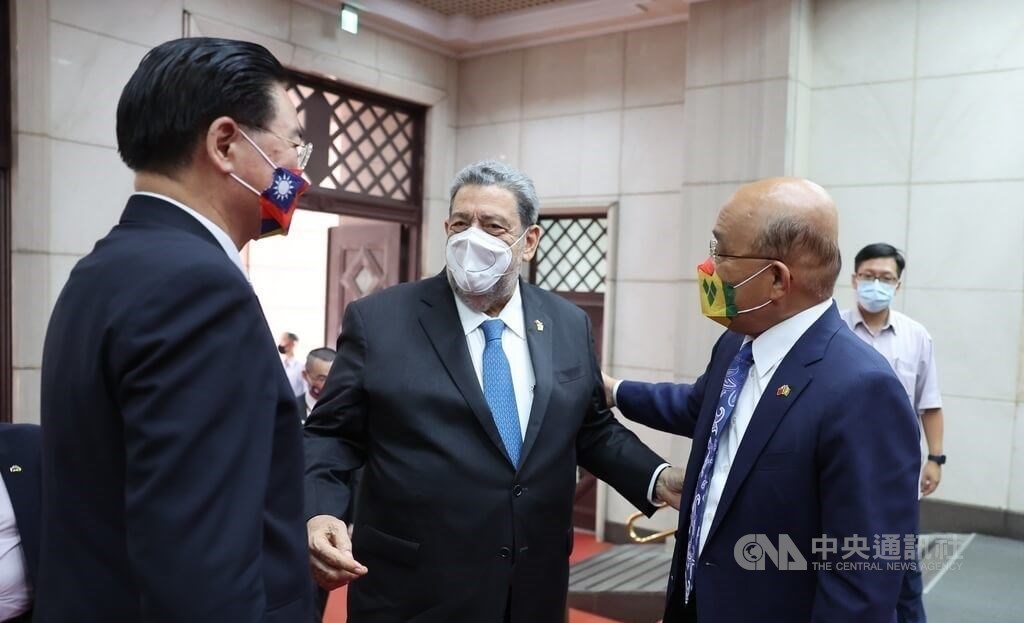 From left: Foreign Minister Joseph Wu, SVG Prime Minister Ralph Gonsalves, and Premier Su Tseng-chang. CNA photo Aug. 11, 2022