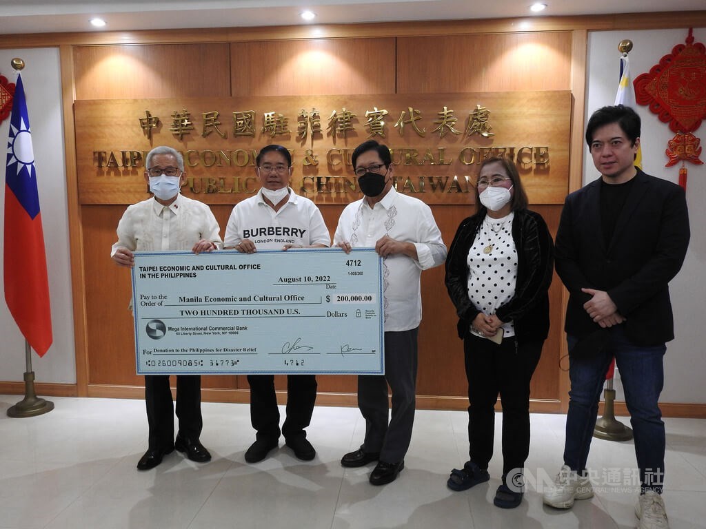 MECO Chairman Silvestre Bello III (center) receives the donation from Taiwan, at the Taipei Economic and Cultural Office in the Philippines in Manila on Wednesday. CNA photo Aug. 10, 2022