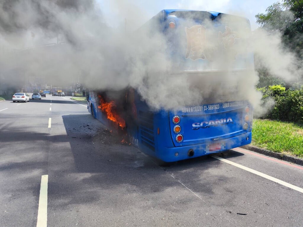 Kindergarteners, teachers safe after escaping highway tour bus fire - Vimarsana News