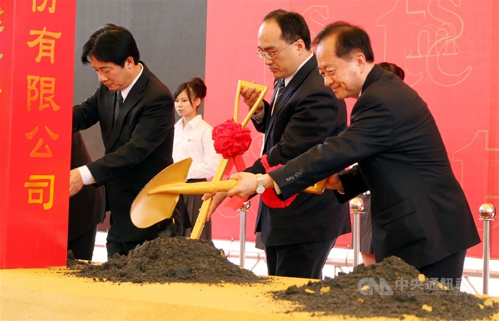 Chiang Shang-you (right) and then Tainan Mayor Lai Ching-te (left) break ground on a TSMC factory in the southern city in 2012. CNA file photo