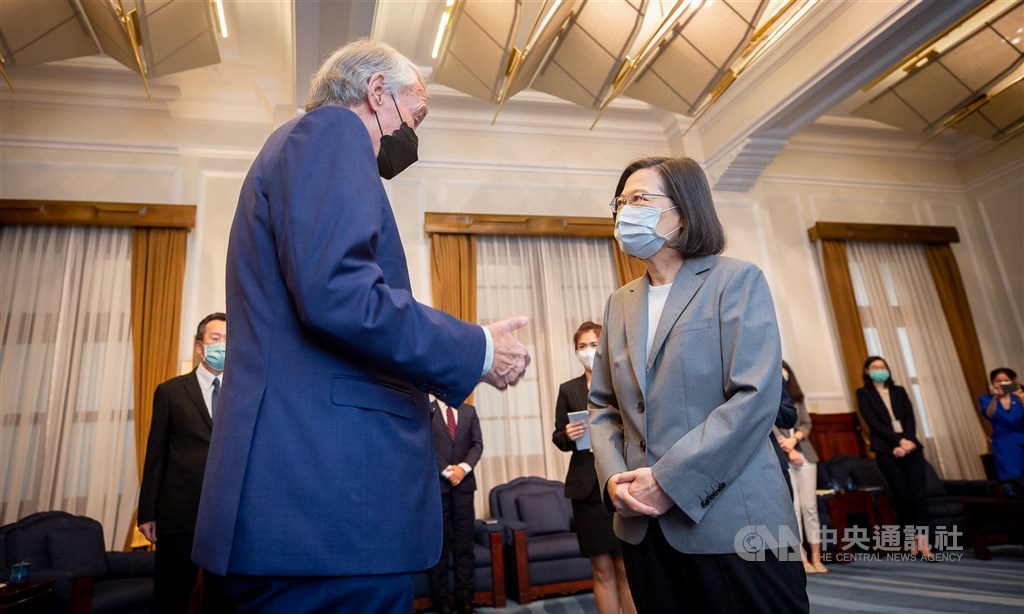 U.S. Senator Ed Markey (front, left) chats with President Tsai Ing-wen during his visit to Taipei on Monday. Photo courtesy of Presidential Office