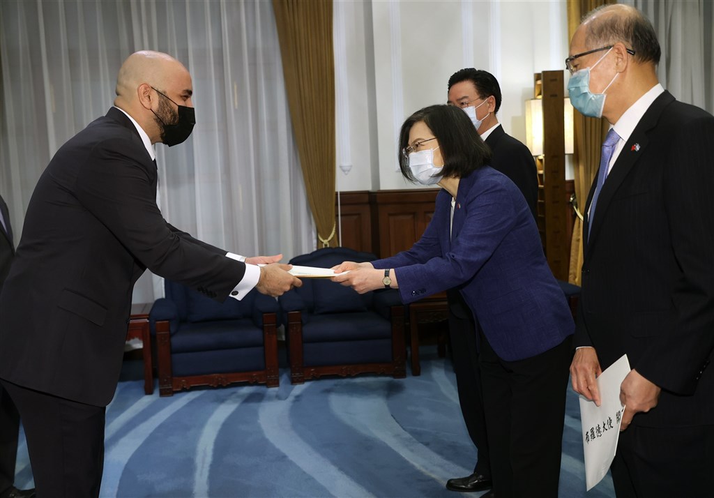 New Honduran Ambassador to Republic of China (Taiwan) Harold Burgos (left) hands his credentials to President Tsai Ing-wen. CNA photo Aug. 16, 2022