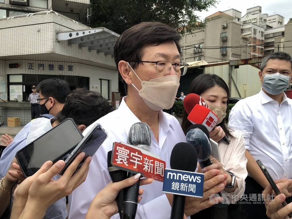Hon Hai Chairman Liu Young-way take reporters