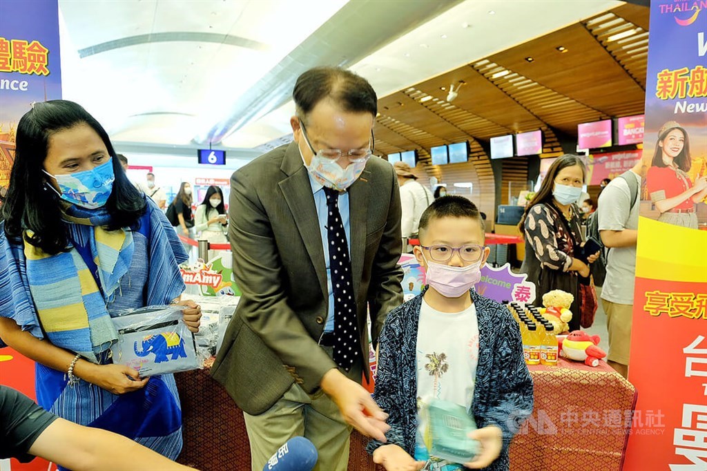 Twekiat Janprajak (center), executive director of the Thailand Trade and Economic Office in Taipei, greeted passengers at the check-in desk for flight VZ563 to Bangkok at Taiwan Taoyuan International Airport Thursday. CNA photo Aug. 18, 2022